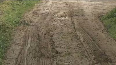 Conflicto en Serracines (Fresno de Torote) por un camino de tierra de una urbanización convertido en un barrizal