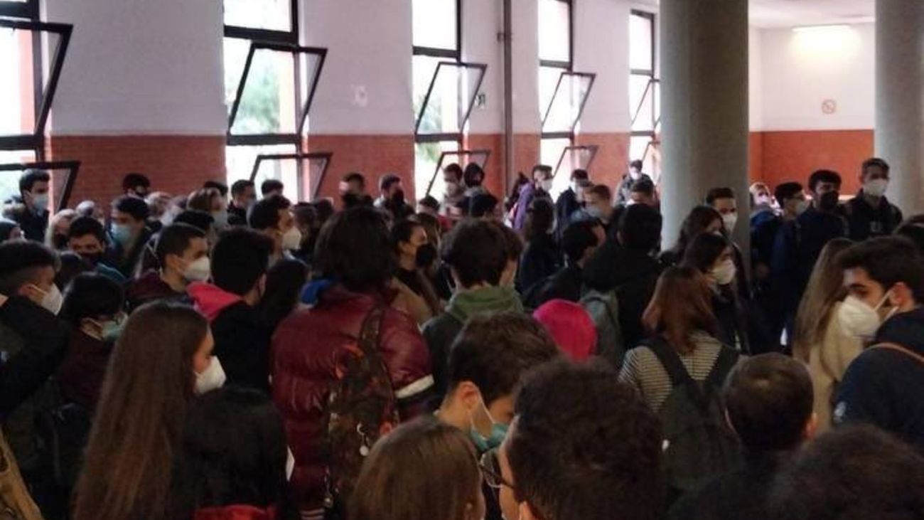 Aglomeraciones en las universidades por los exámenes presenciales