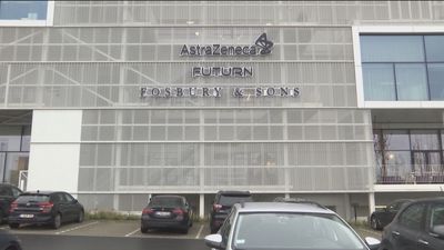 Bruselas lamenta la falta de claridad de AstraZeneca sobre el calendario de entrega de sus vacunas