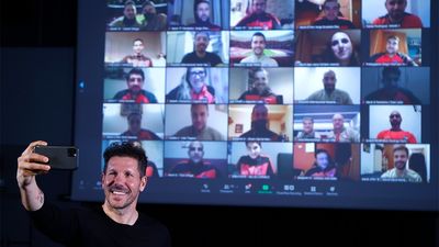 Simeone mantiene una conversación con los más de 160 entrenadores del Atleti