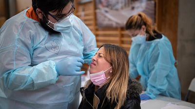 Bajan los contagios y la presión hospitalaria en Madrid y suben a 20 los fallecidos