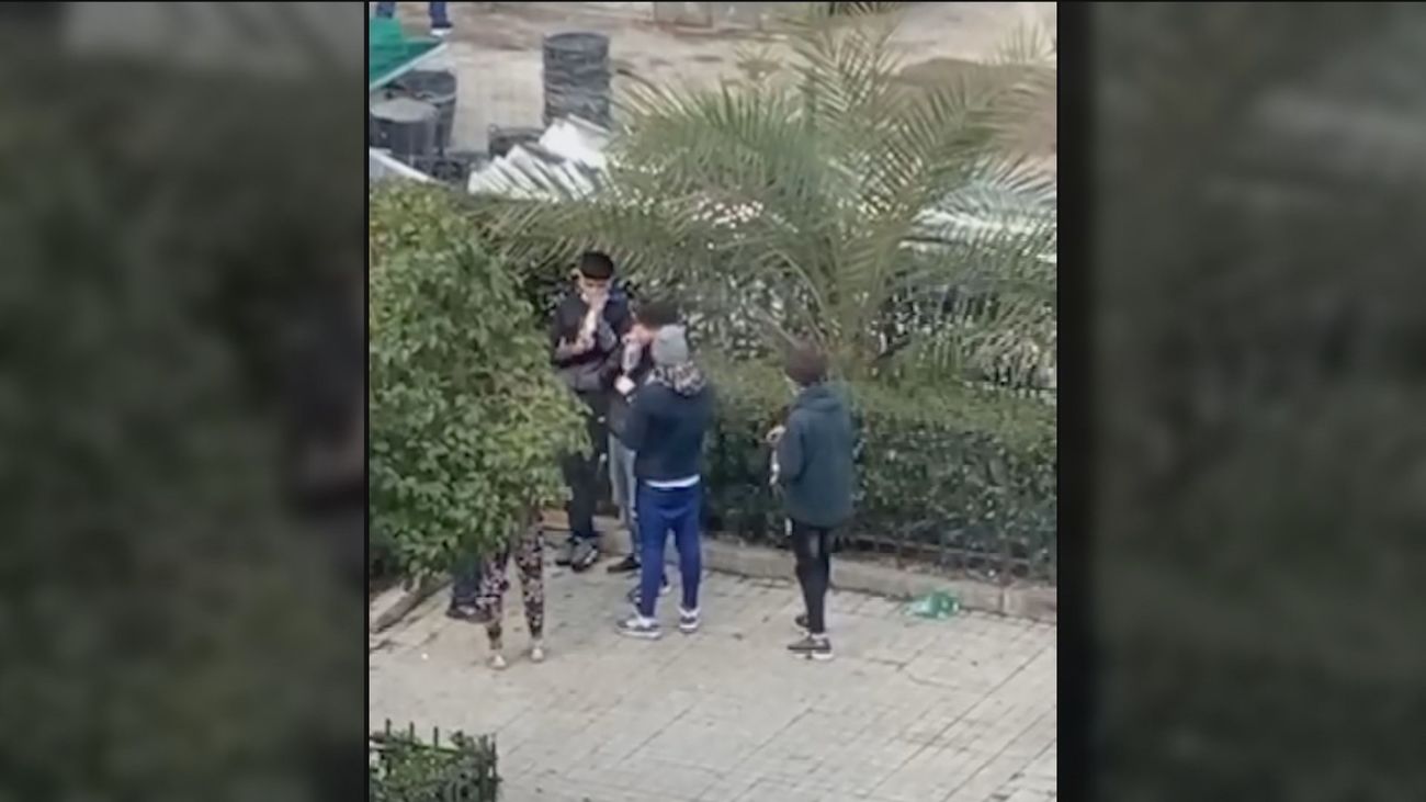 Un grupo de jóvenes esnifa pegamento a plena luz del día en Bravo Murillo