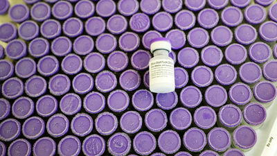 La OMS ve posible que las vacunas reduzcan su eficacia ante la variante ómicron