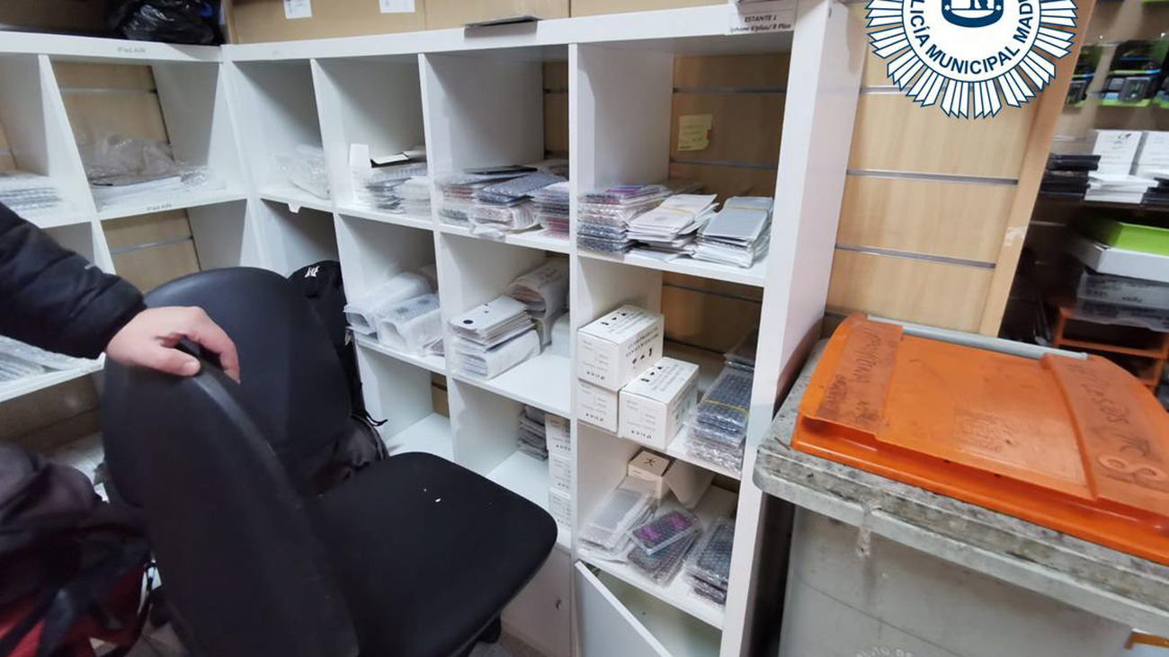 Artículos falsos para móviles requisados en una tienda de Retiro