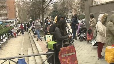 Aumentan las 'colas del hambre' y las asociaciones pasan de atender a 400 familias al mes a 4.000 al día