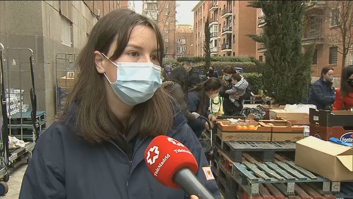 Una voluntaria pide ayuda para atender a las personas necesitadas / TELEMADRID