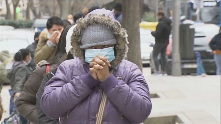Muchas de las personas de las 'colas del hambre' corren el riesgo que perder también su hogar / TELEMADRID