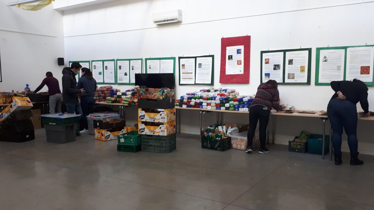Miembros de la despensa solidaria organizada dentro de la Casa Chamberí