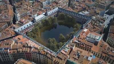 Una laguna en la Plaza Mayor de Madrid