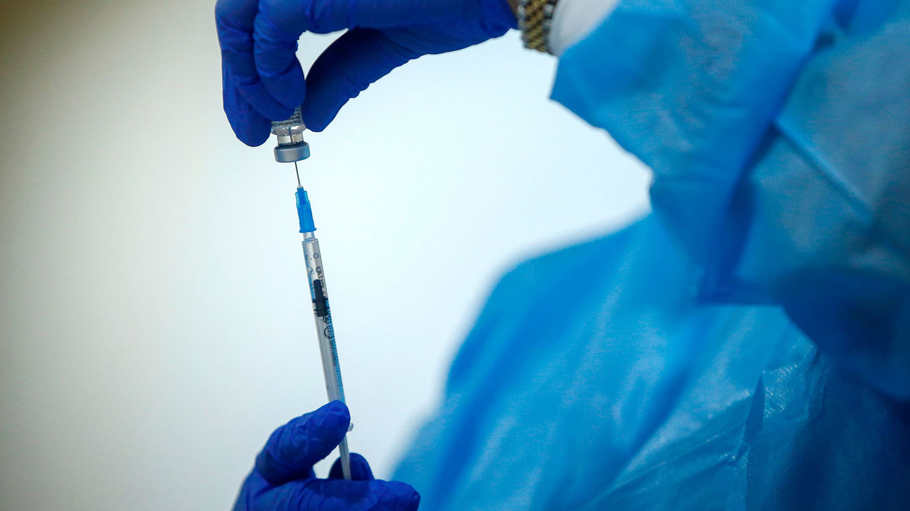 Personal sanitario prepara la segunda dosis de la vacuna contra el Covid-19