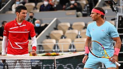 Djokovic se borra y reaparece Nadal