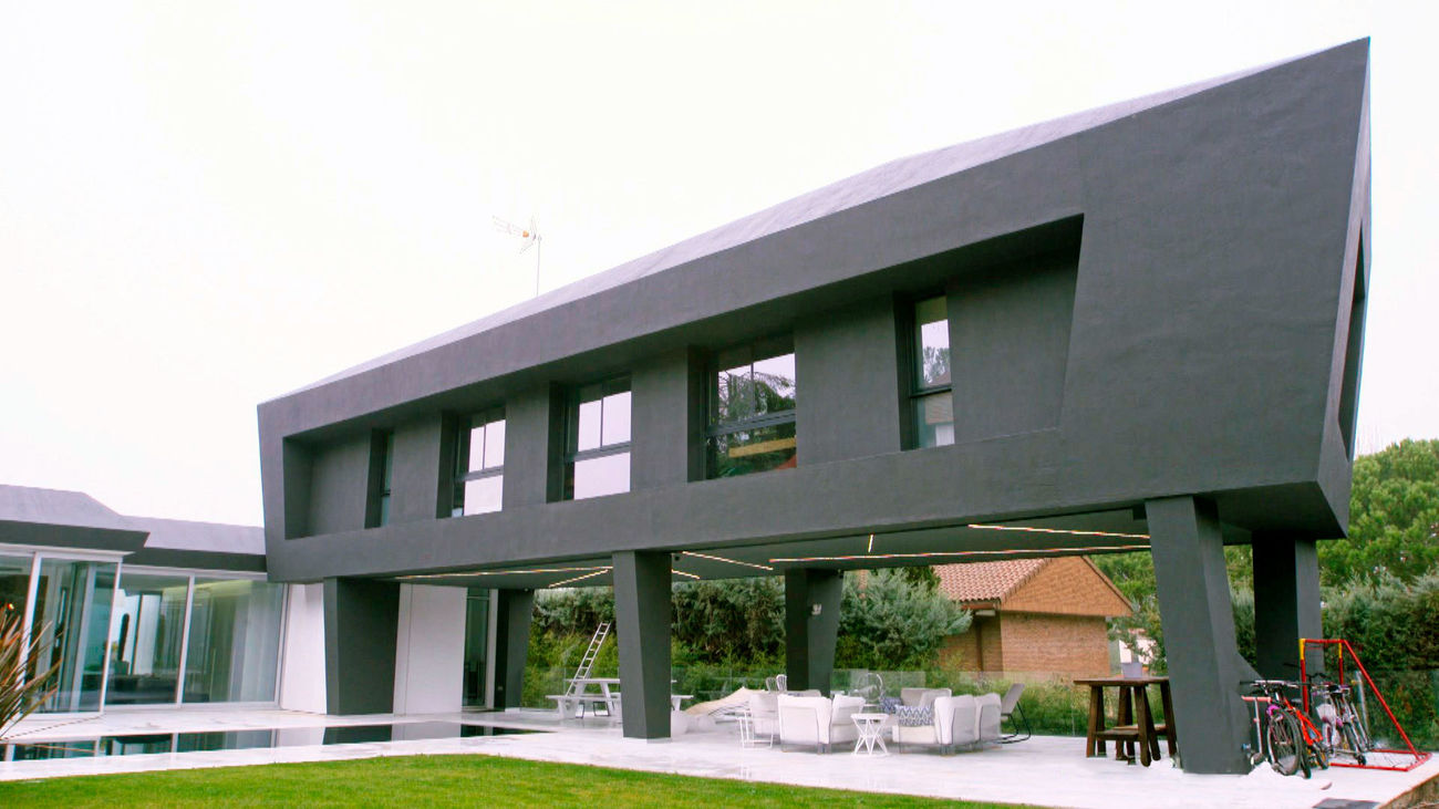 La casa flanqueada por leones de bronce del dentista Iván Malagón