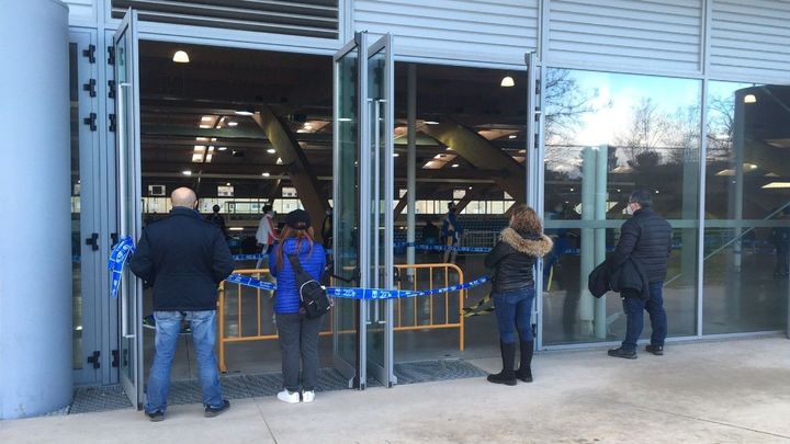 Padres viendo las competiciones desde el exterior del Polideportivo Gallur / Telemadrid
