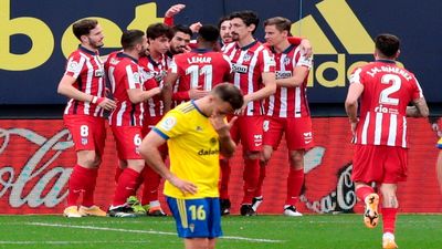 2-4. El Atletico pone la directa hacia el título tras ganar al Cádiz