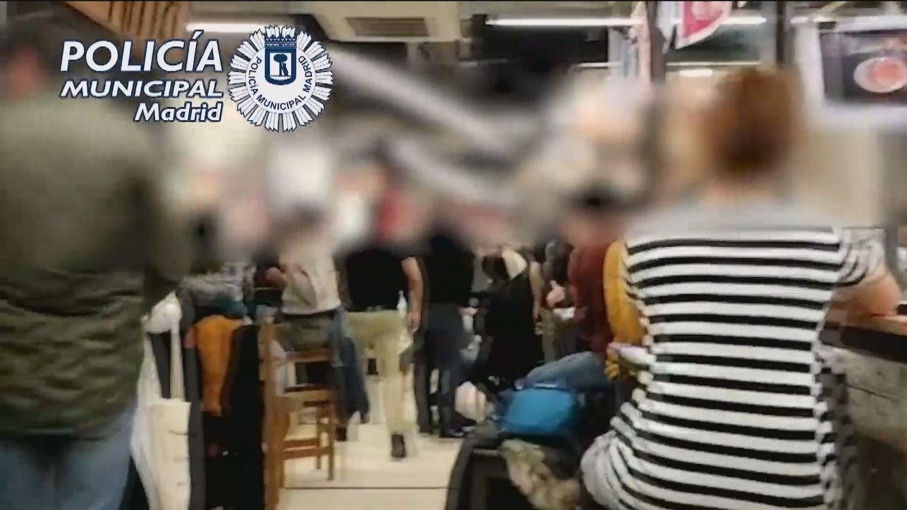 Decenas de clientes sin mascarillas en el Mercado de San Fernando en Embajadores