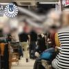 Decenas de clientes sin mascarillas en el Mercado de San Fernando en Embajadores