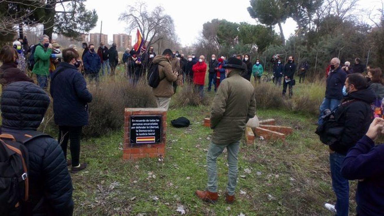 Un centenar de personas reinstalan el Memorial Alternativo  en la antigua cárcel de Carabanchel
