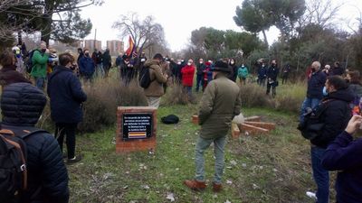 Un centenar de personas reinstalan el Memorial Alternativo  en la antigua cárcel de Carabanchel