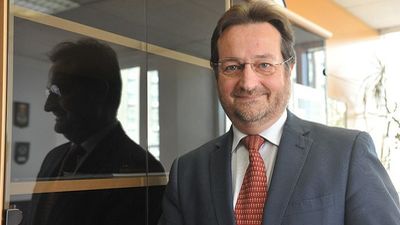 Fernando Prados: "En el Zendal hemos sustituido la intimidad por la compañía y los pacientes salen contentos"