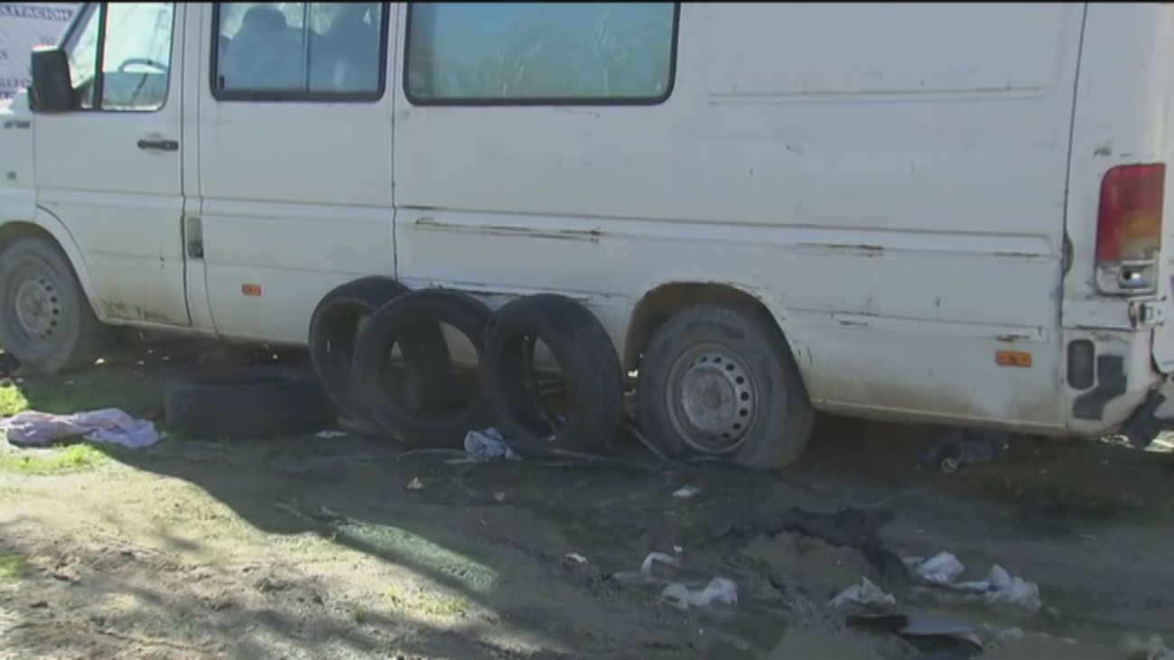 La plaza Robert Capa en Vallecas, convertida en un vertedero y aparcamiento de furgonetas abandonadas