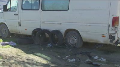 La plaza Robert Capa en Vallecas, convertida en un vertedero y aparcamiento de furgonetas abandonadas