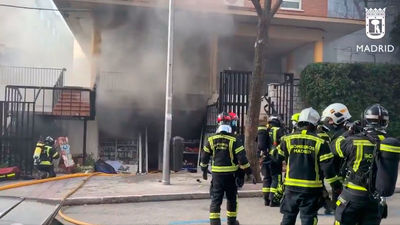 Tres heridos leves por el aparatoso incendio de un bazar chino en Chamartín