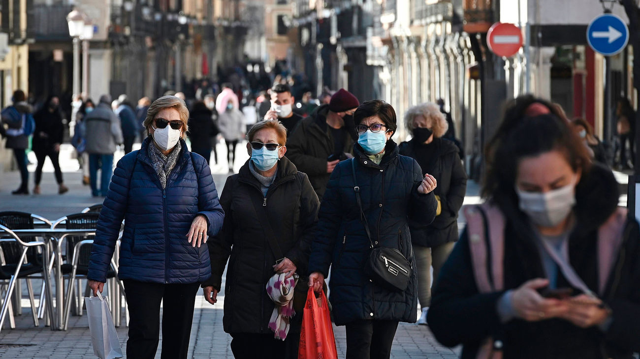Un grupo de personas camina por el centro de Madrid con mascarilla
