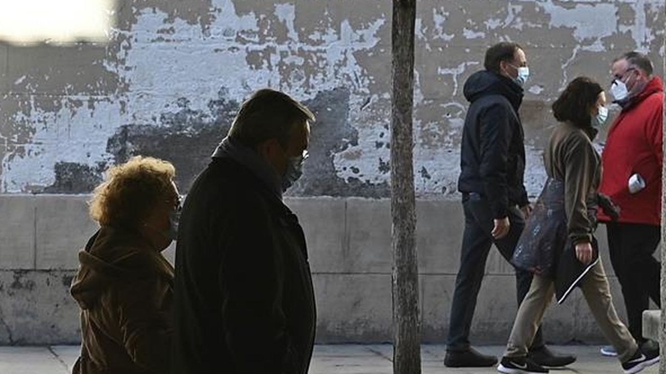 Varios madrileños con la mascarilla puesta