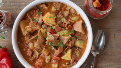 Aprende a preparar 'Patatas con níscalos y Mouse de fresa'