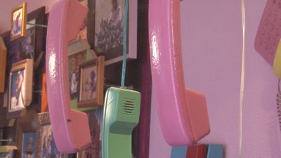 Juanito, el Dalí de Getafe, convierte su casa en una obra de arte con elementos reciclados