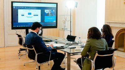 Díaz Ayuso pide más vacunas a la UE y negociar las patentes para aumentar su producción