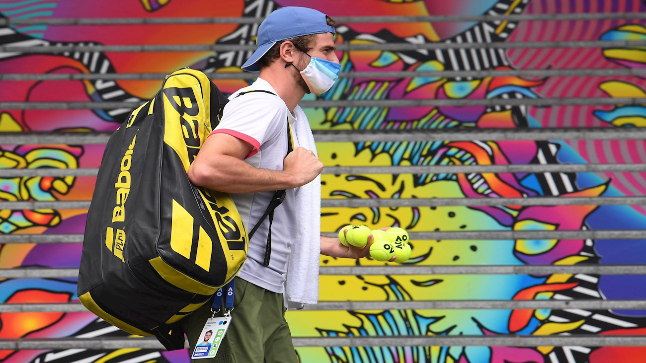 Un positivo por covid-19 paraliza el tenis en Australia