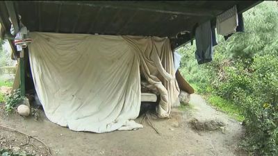 Vecinos denuncian inseguridad en el parque de Pradolongo por unas personas sin hogar