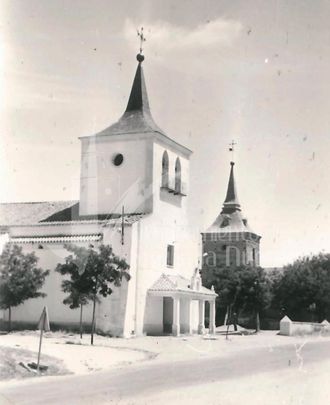 Parroquia de Santiago Apostol y Palacio Baena de Sevilla la Nueva, en 1966 / JOAQUÍN SERVIÁN