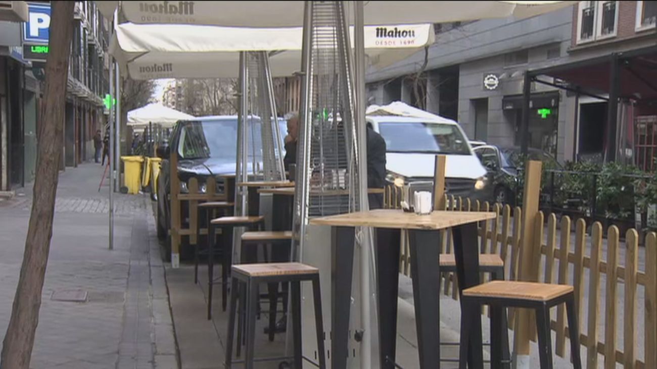 Los hosteleros dicen que les afecta más el cierre a las 21 horas que la ampliación a 6 personas en las mesas de terrazas
