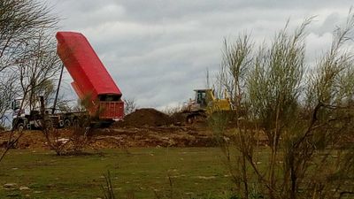 Denuncian vertidos de tierras para tapar escombreras en una zona militar de Madrid