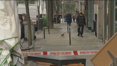 Alarma vecinal en la calle Ferraz por unas tapas de alcantarilla que electrocutan a los perros