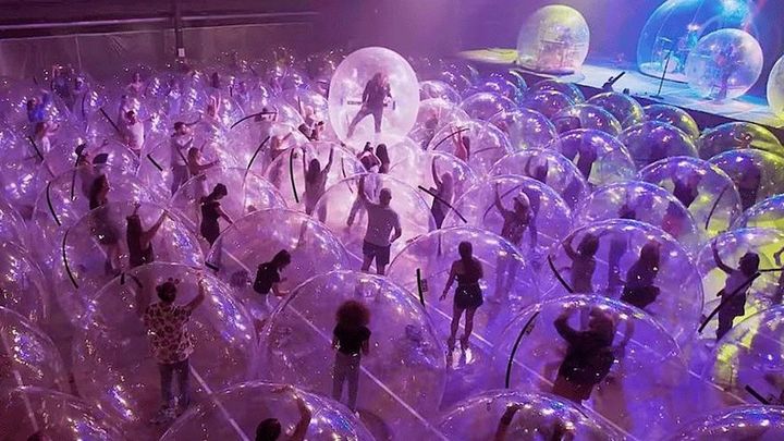 Un grupo actuando dentro de una burbuja / @mareetaa_