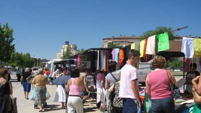 El Mercadillo de Coslada, con algunos puestos reubicados y vigilancia policial de las medidas