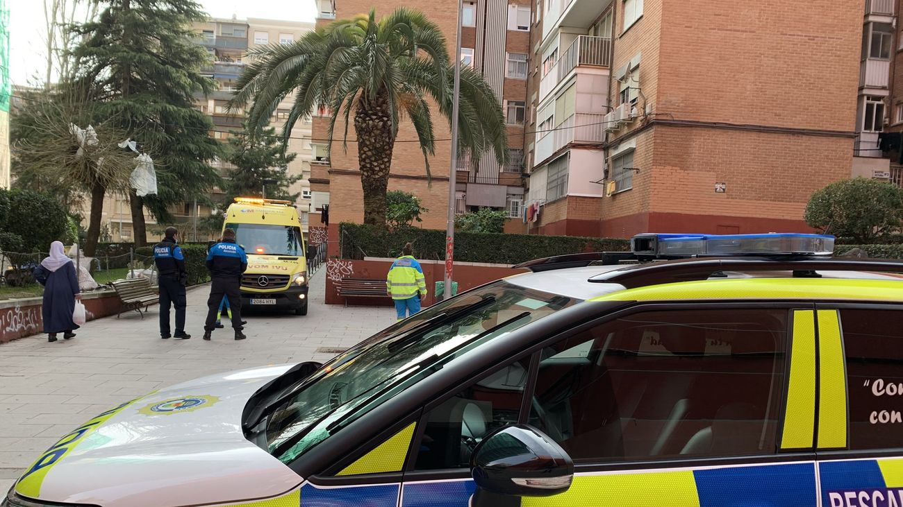 Sanitarios y policías de Alcorcón atienden a una persona intoxicada al tomar un medicamento
