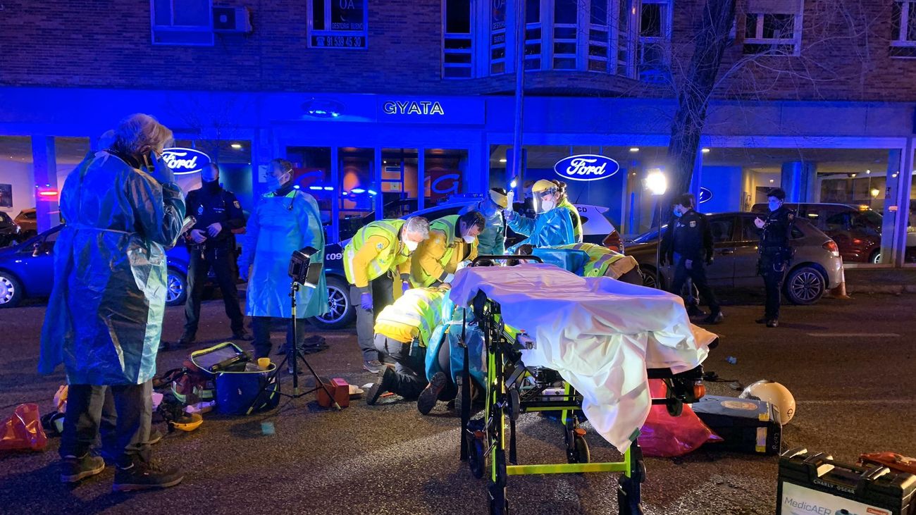 Un motorista grave tras perder el control y chocar contra una isleta en Embajadores