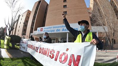 Colectivos sanitarios exigen en una protesta el cese de la gerente del hospital de Alcalá