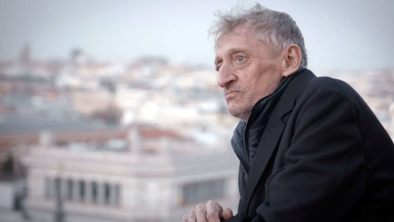 Quique San Francisco, un mes ingresado por neumonía pero sin coronavirus, según su representante