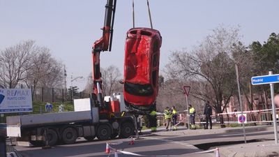 Así han rescatado en Majadahonda el vehículo sumergido en un socavón