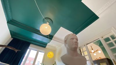 La casa mitad verde y mitad blanca que juega con el pasado y el presente