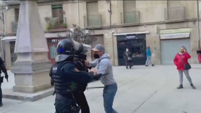 Apedrean los vehículos de Ortega Smith e Ignacio Garriga en su visita a Vic