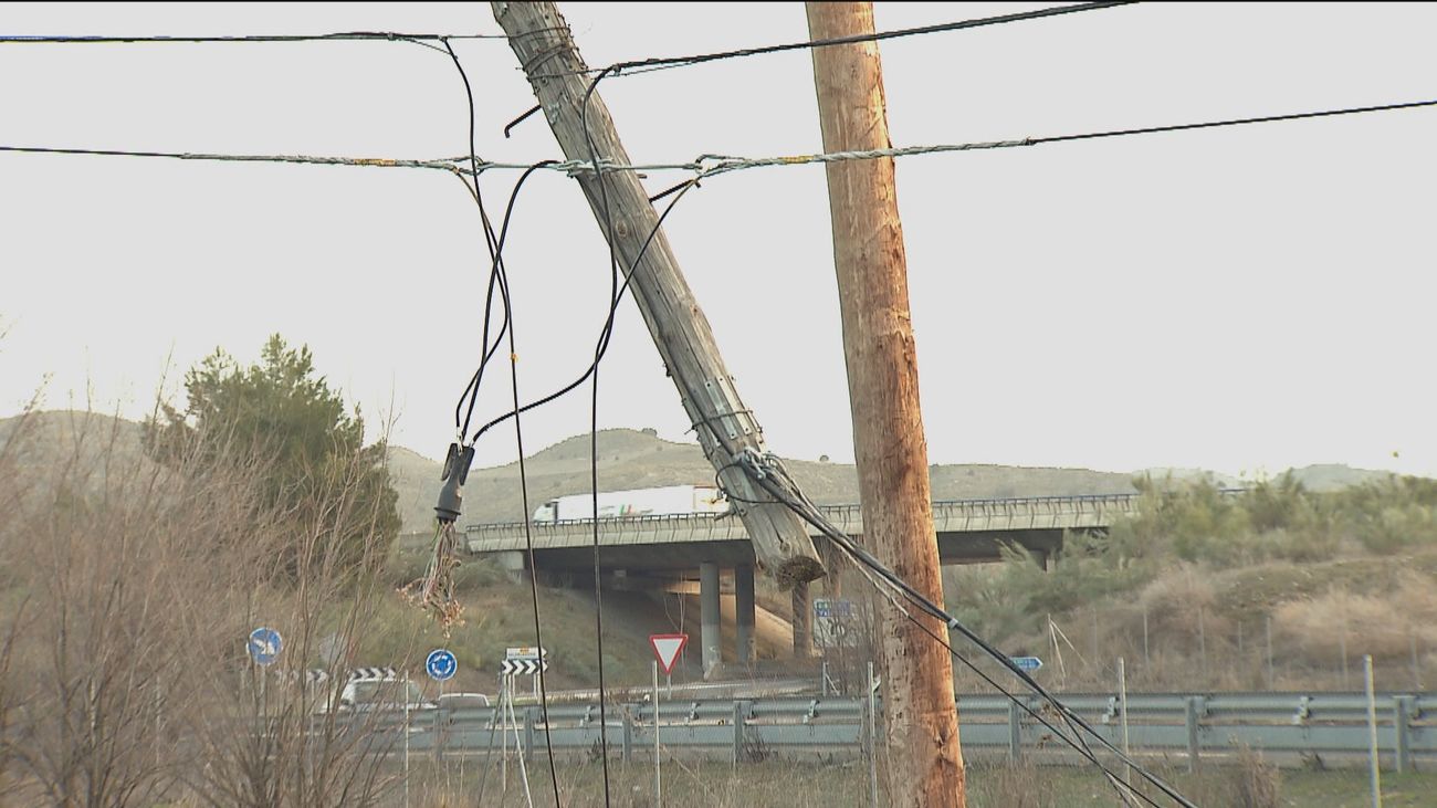 Desde agosto sin internet en Perales por culpa de los camiones que arrancan postes y cables