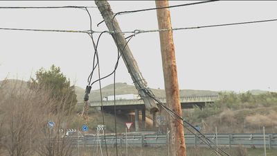 Desde agosto sin internet en Perales por culpa de los camiones que arrancan postes y cables