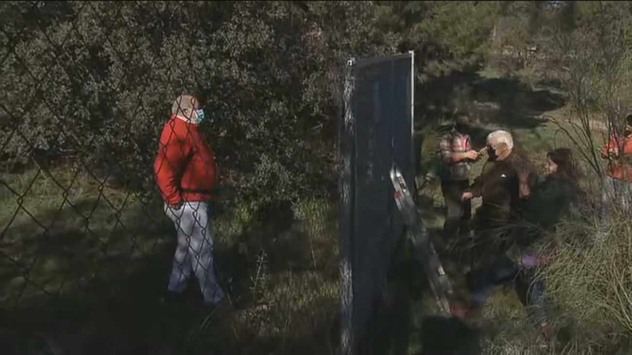 Los vecinos de Aldea del Fresno piden que se abran las vallas que mantienen cerrados sus caminos públicos