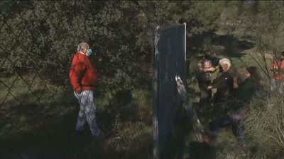 Los vecinos de Aldea del Fresno piden que se abran las vallas que mantienen cerrados sus caminos públicos